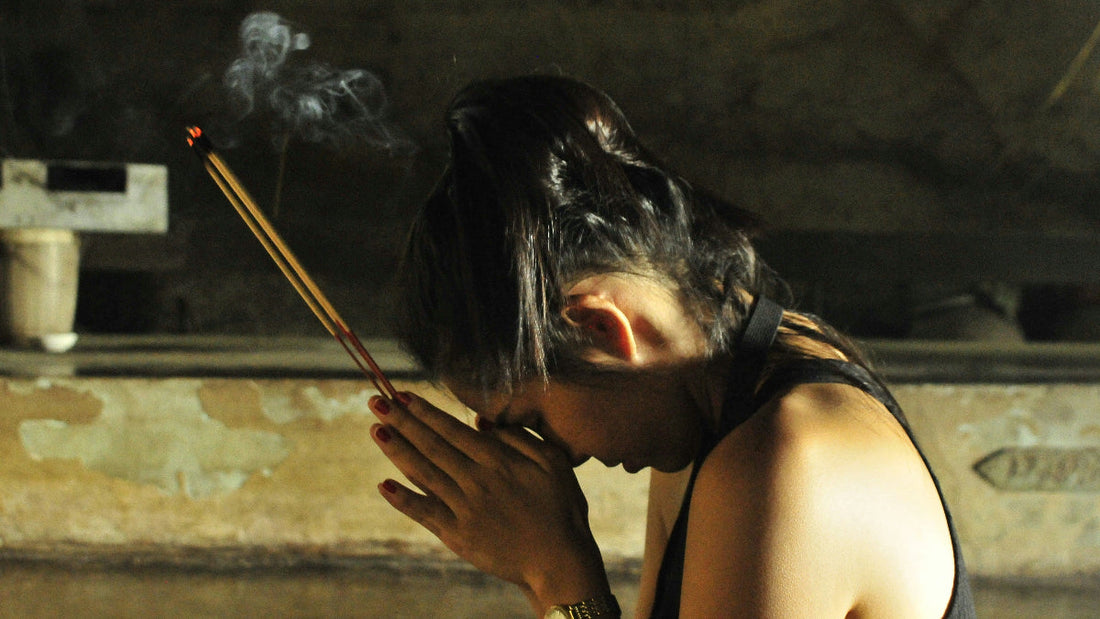 Die Kunst des Räucherns: Weihrauch, Sandelholz & Nag Champa