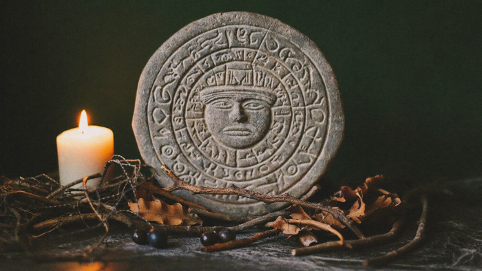 Steinerner Maya-Kalender mit Eichenlaub und Kerze – Portaltage November 2027