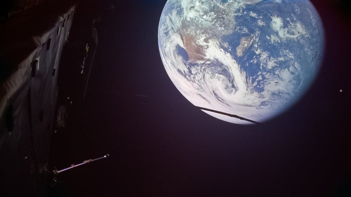 Die Erde mit Afrika und Madagaskar, aufgenommen von der Überwachungskamera JMC1 der Sonde Juice am 28. September 2026 um 13:58 Uhr; links Teile der Sonde. Bild: ESA/Juice/JMC, Bearbeitung Simeon Schmauß, CC BY-SA 3.0 IGO