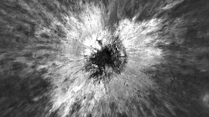Der neue Mondkrater McGetchin mit hellen Auswurfstrahlen, aufgenommen vom Lunar Reconnaissance Orbiter. Bild: NASA/GSFC/Intuitive Machines