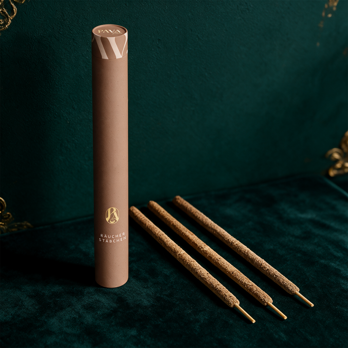 Palo Santo Räucherstäbchen | Warmer Holzduft für Ruhe & Reinigung – alternative Produktansicht vor tiefem Smaragdgrün