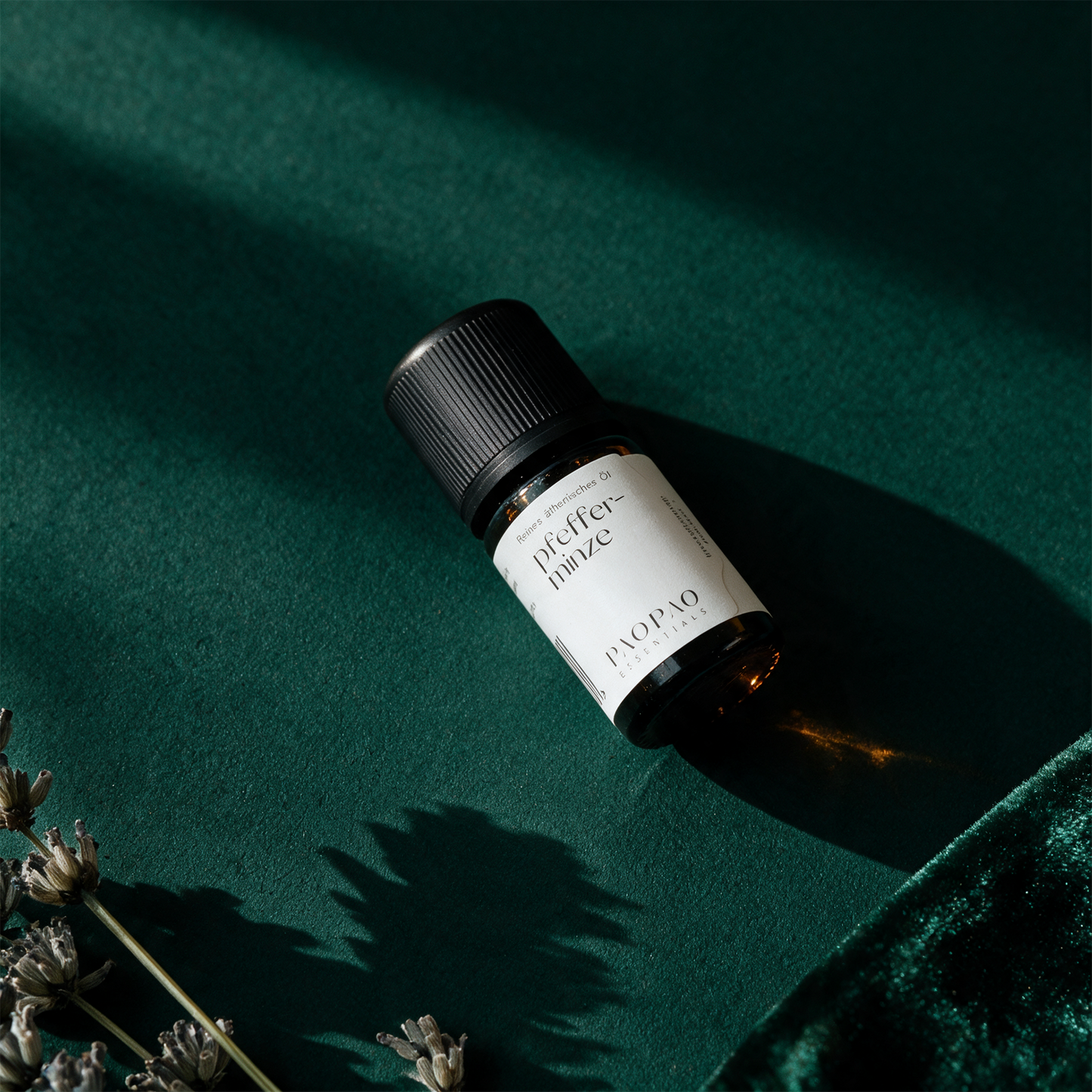 Pfefferminze Öl | 100% naturreines ätherisches Öl, 5 ml – Material- und Setansicht vor tiefem Smaragdgrün