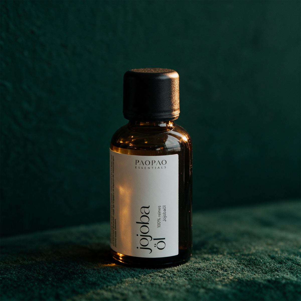 Reines Jojobaöl 50ml | Sanfte Haut- & Intimpflege – Detailansicht vor tiefem Smaragdgrün