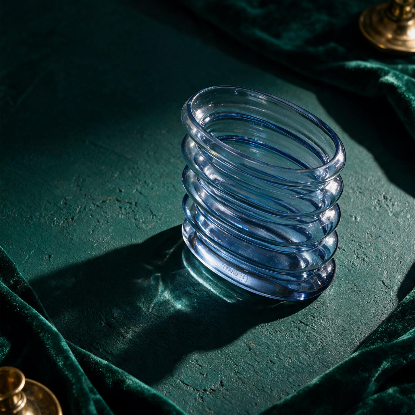Repeat Vase Blau – alternative Produktansicht vor tiefem Smaragdgrün