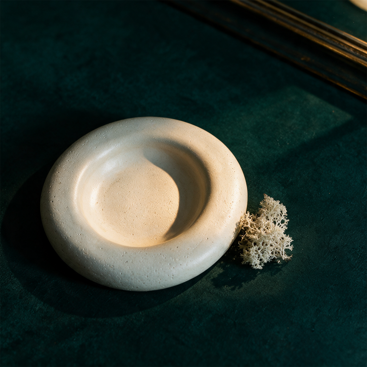 Betonschale Prestige – alternative Produktansicht vor tiefem Smaragdgrün