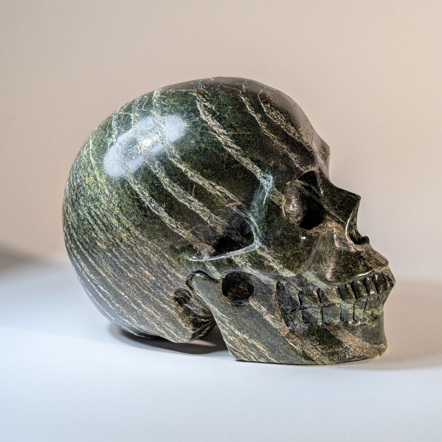 Kristallschädel Henry XL Serpentin Rückansicht