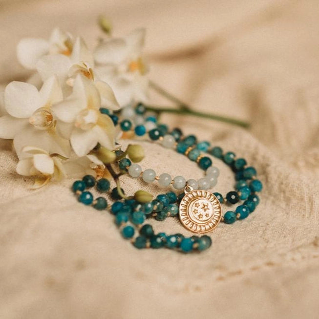 108 Edelsteine Mala mit Aquamarin, Apatit und goldenem Mond- und Sternenanhaenger.
