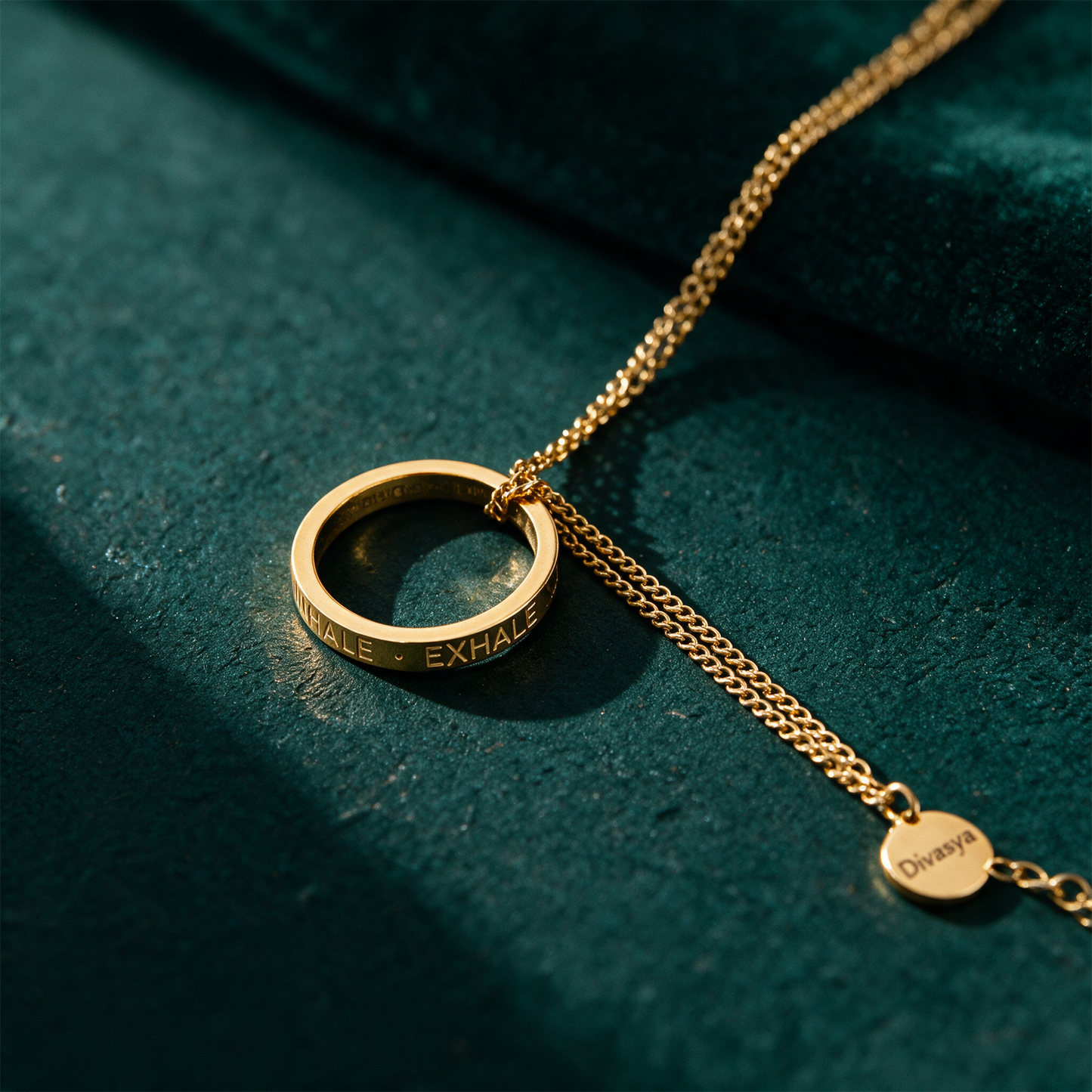 Kette mit Ring | vergoldet | Inhale Exhale – Material- und Setansicht vor tiefem Smaragdgrün