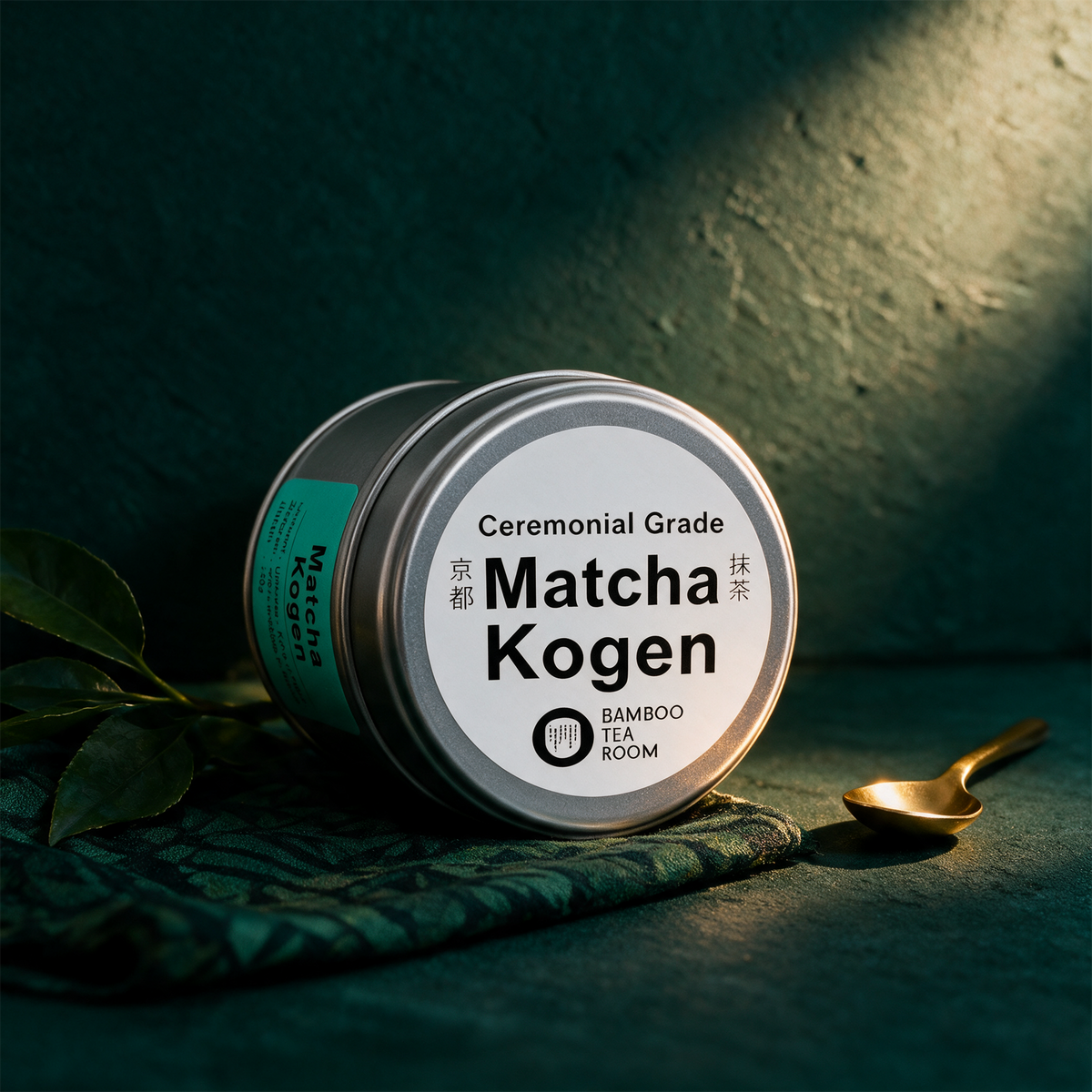 Matcha Kogen | Milder First-Flush-Matcha aus Ujitawara, Kyoto – Material- und Setansicht vor tiefem Smaragdgrün