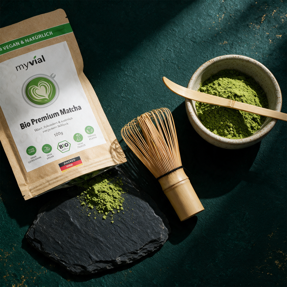 Bio Premium Matcha Pulver | Steingemahlen aus Kagoshima, Japan – Material- und Setansicht vor tiefem Smaragdgrün