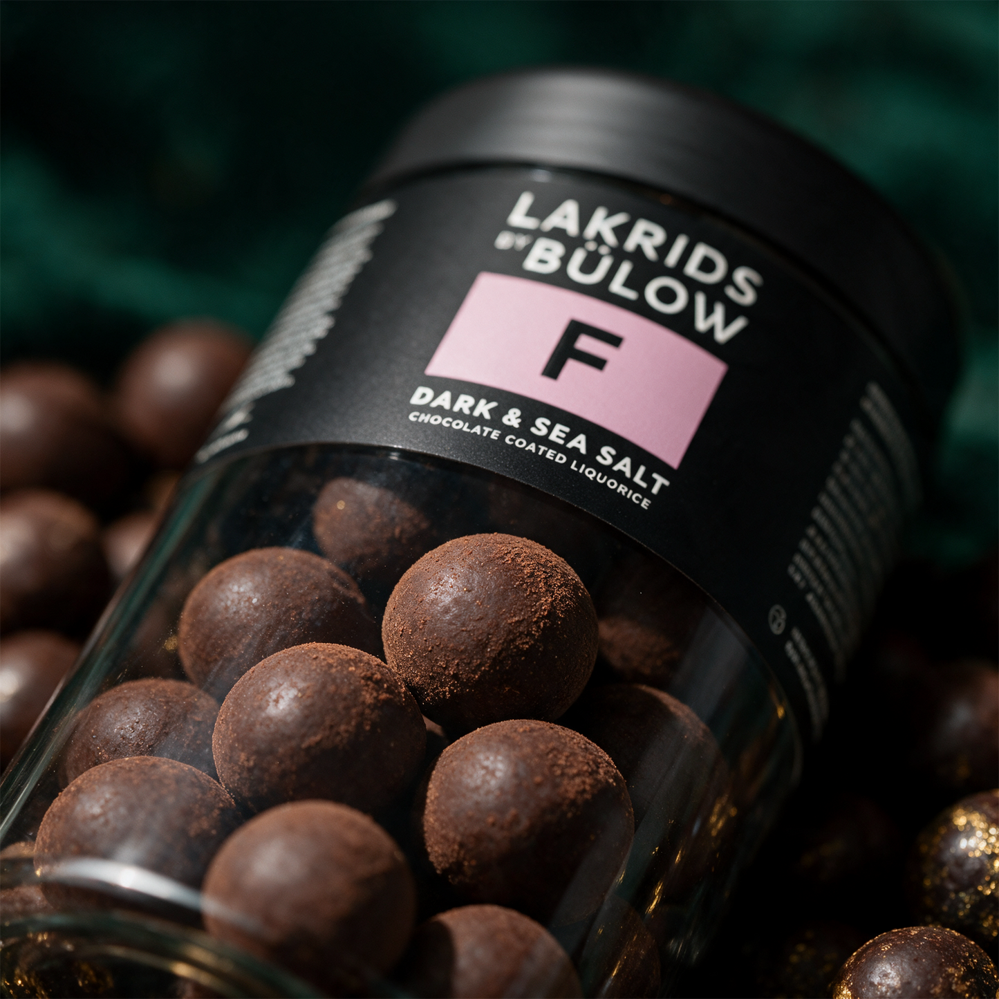 LAKRIDS by Bülow Dark & Sea Salt | Lakritz mit Meersalz – Detailansicht vor tiefem Smaragdgrün