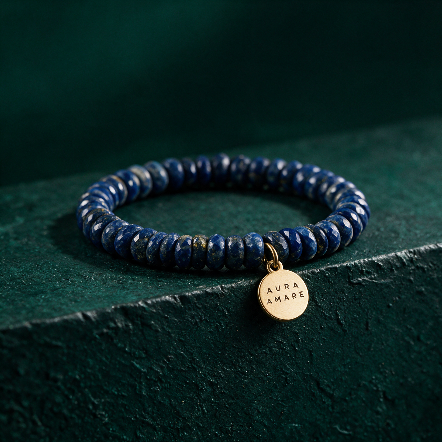 Lapislazuli Armband | Edelstein-Armband für Wahrheit & ehrliche Kommunikation – Produktansicht vor tiefem Smaragdgrün