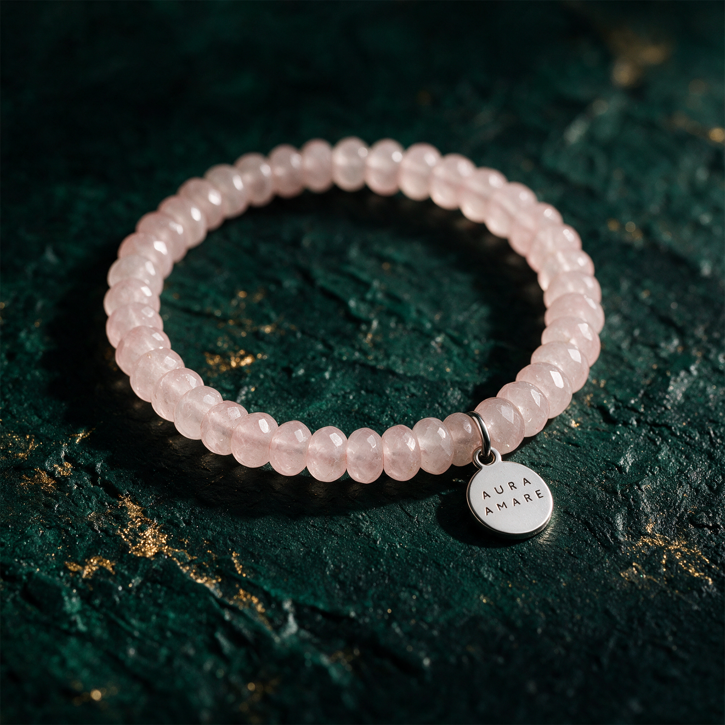Rosenquarz Armband | Edelstein-Armband für Herzöffnung & Selbstliebe – Detailansicht vor tiefem Smaragdgrün
