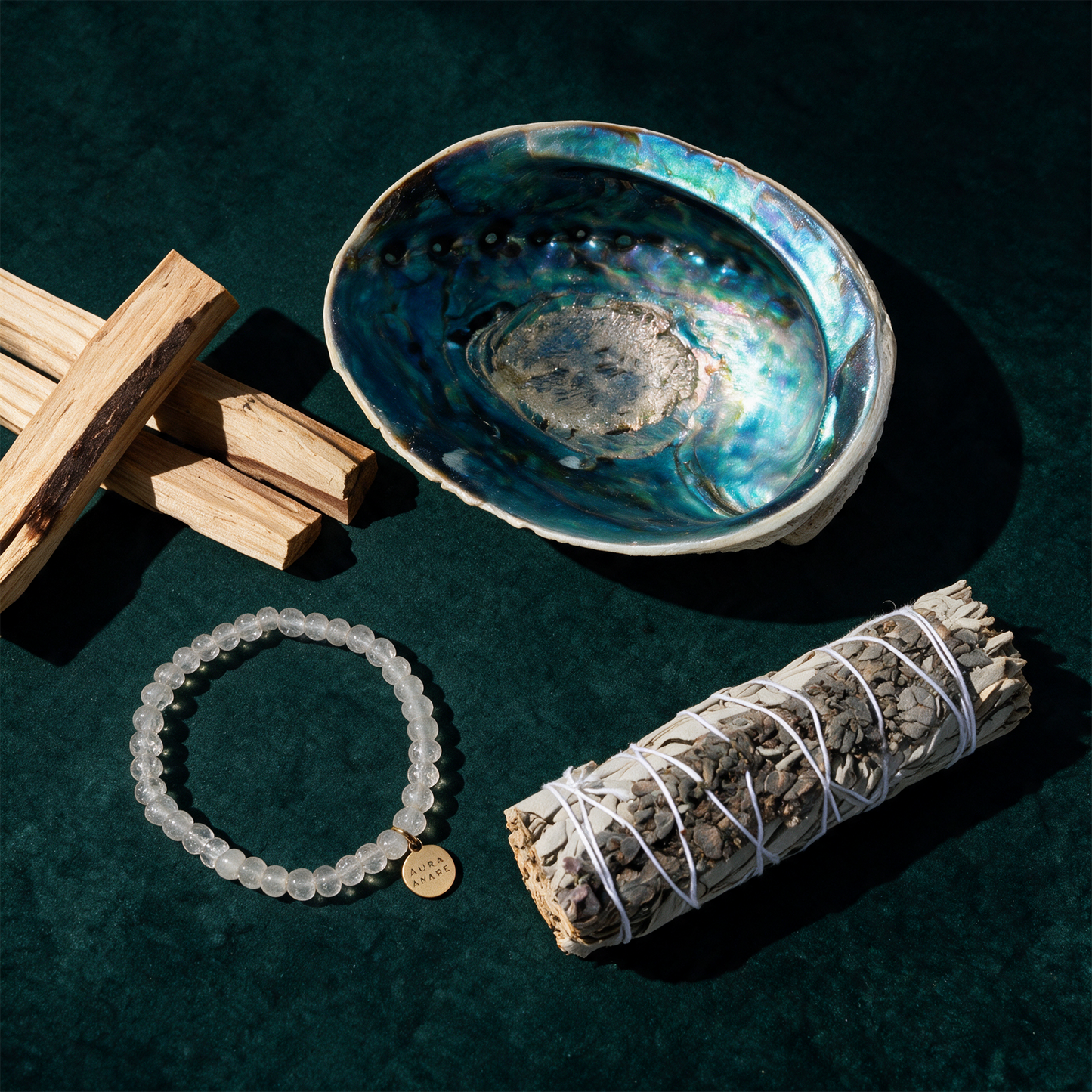 Geschenk-Set OMMM | Ritual-Set für Klarheit, Ruhe & Balance – Produktansicht vor tiefem Smaragdgrün