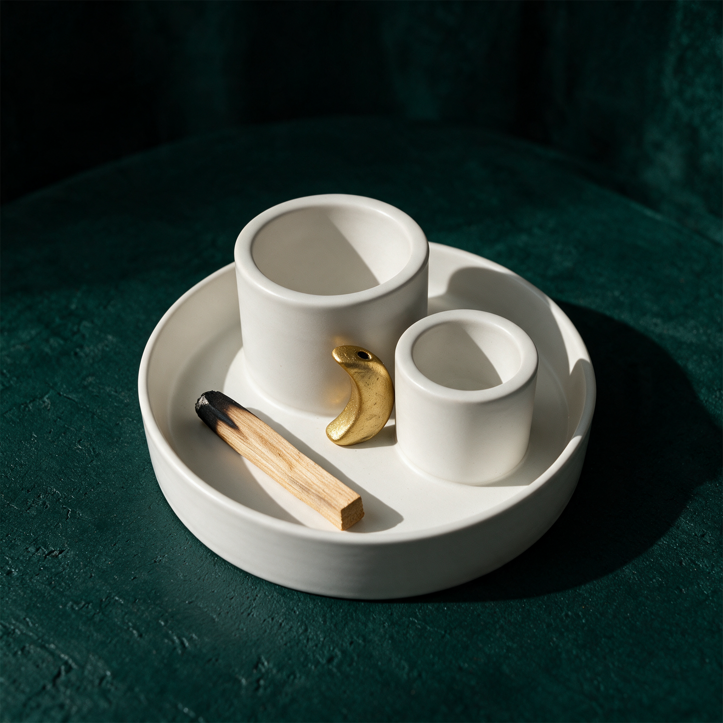 Räucherschale Mond | Keramikschale für Palo Santo & Räucherwerk – Material- und Setansicht vor tiefem Smaragdgrün