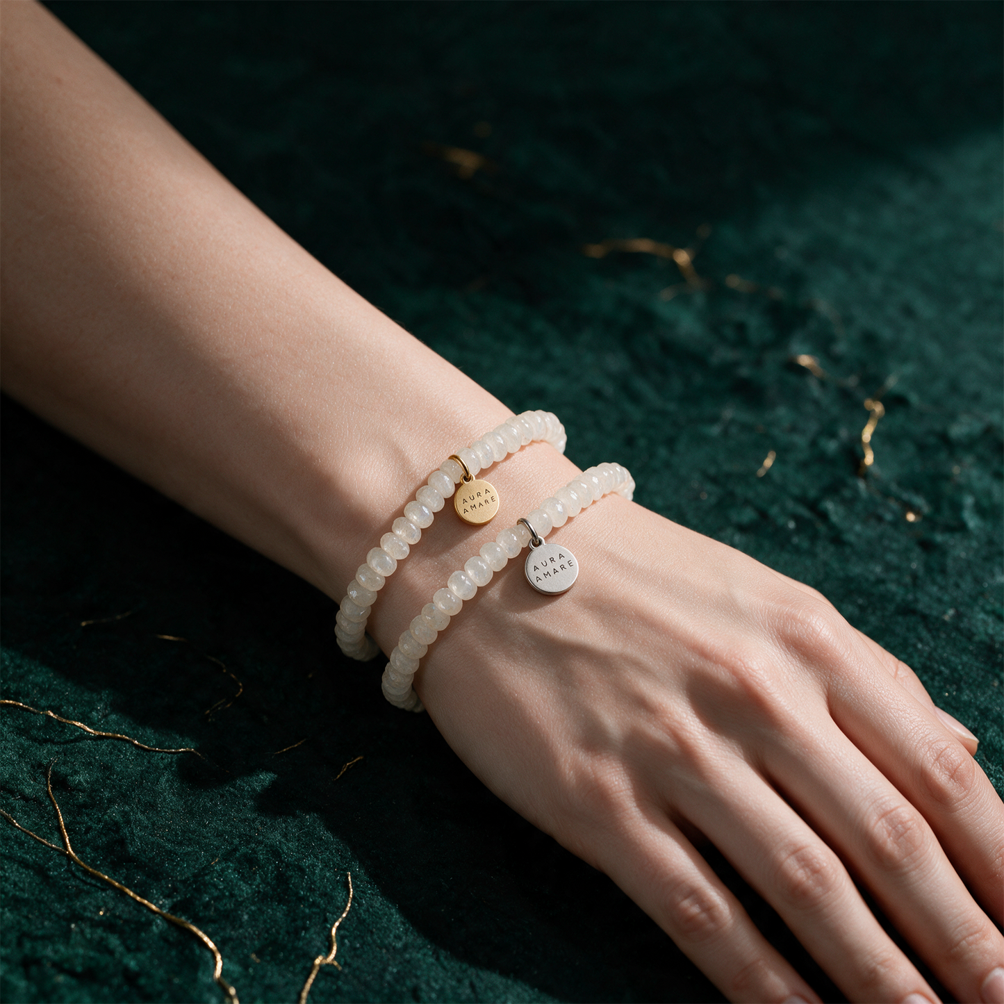 Regenbogen-Mondstein Armband | Edelstein-Armband für Intuition & Wandel – Anwendung vor tiefem Smaragdgrün