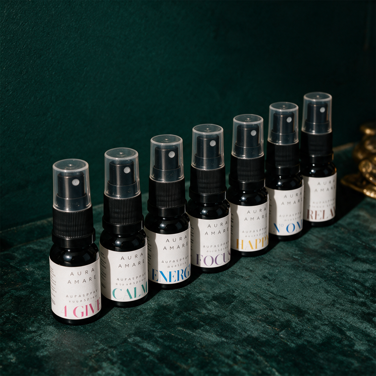 BALANCE SET | 7 Aurasprays für Reinigung, Ruhe & Lebensfreude – alternative Produktansicht vor tiefem Smaragdgrün