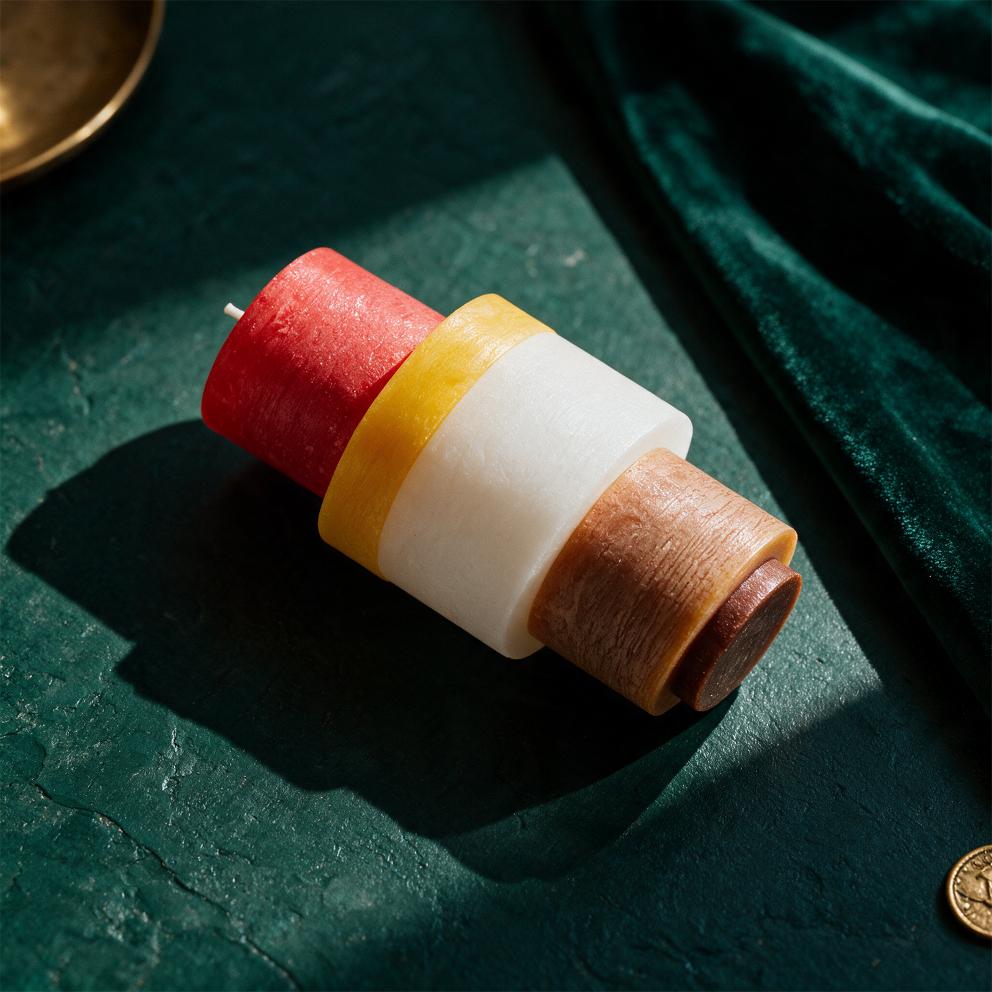 CANDLE STACK 05- YELLOW – Material- und Setansicht vor tiefem Smaragdgrün