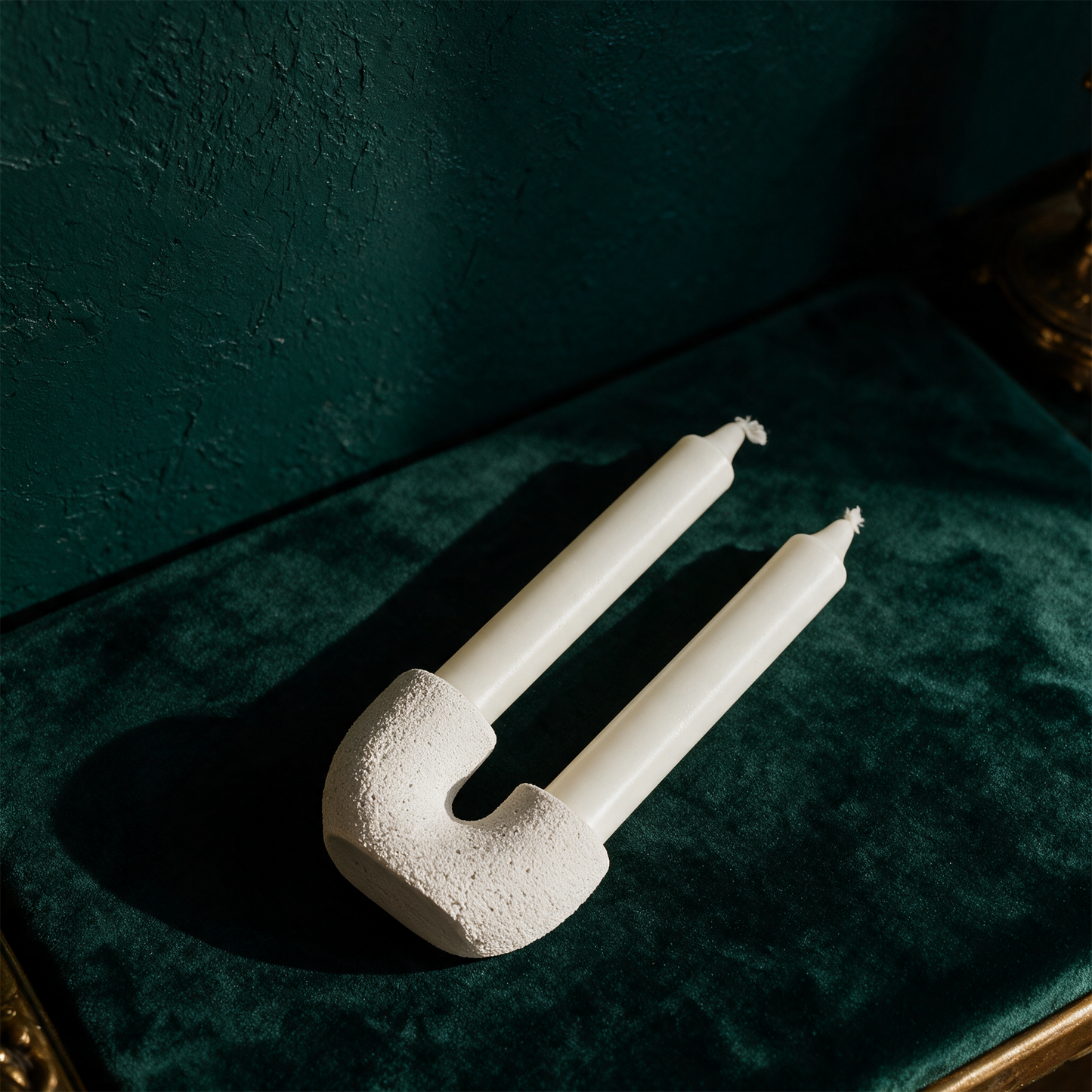 Eco Resin double candle holder – alternative Produktansicht vor tiefem Smaragdgrün
