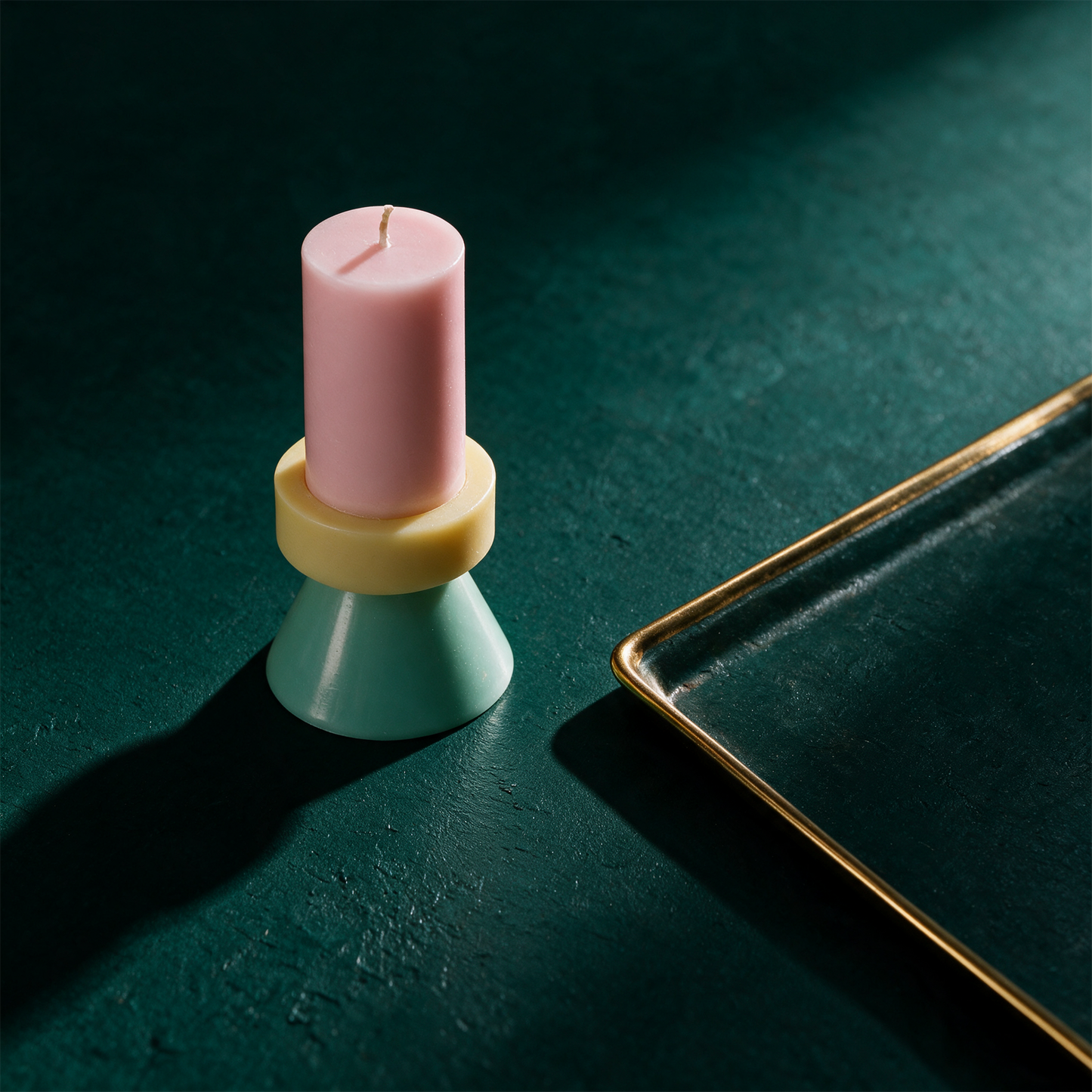 STACK CANDLE TALL - FLOSS PINK / PALE YELLOW / MINT – alternative Produktansicht vor tiefem Smaragdgrün