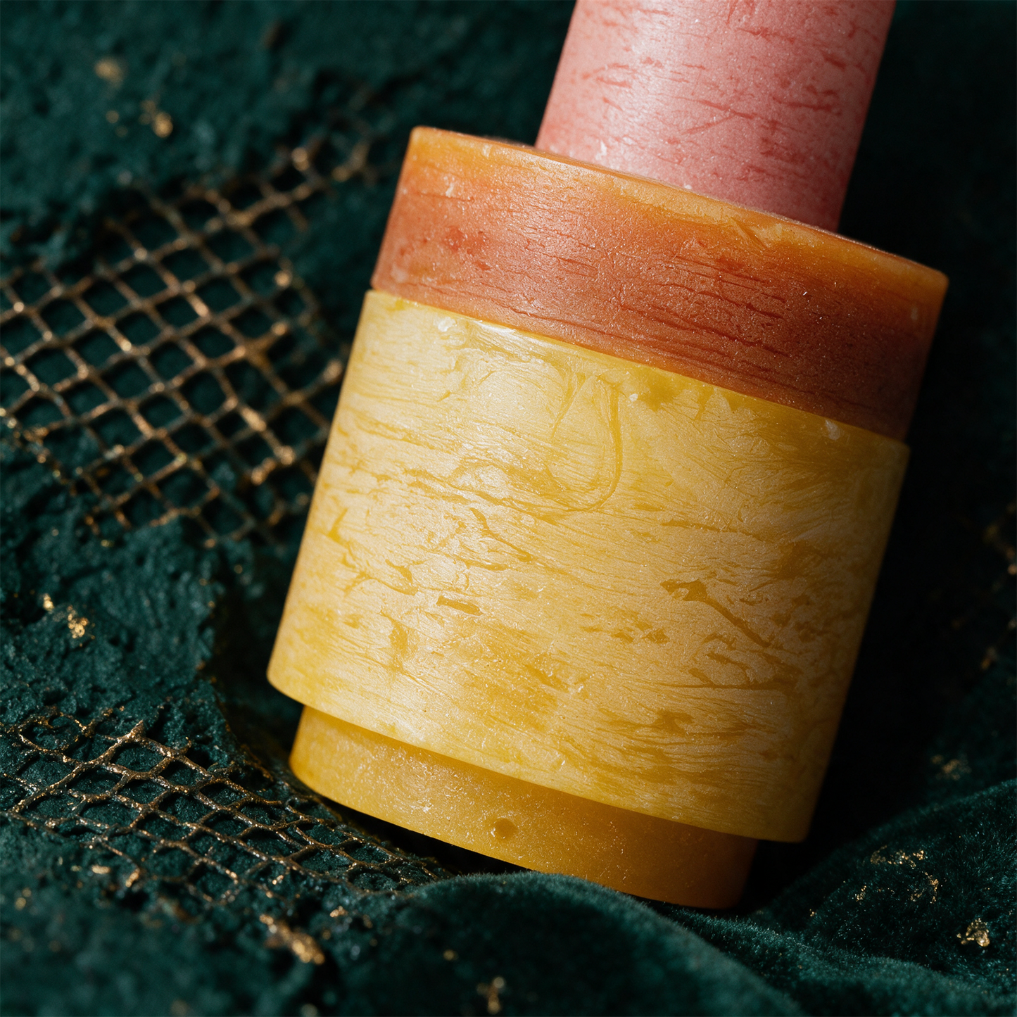 CANDLE STACK 02 Yellow – Detailansicht vor tiefem Smaragdgrün
