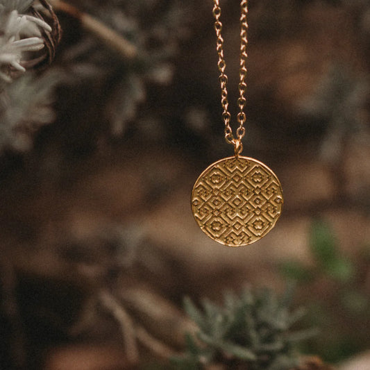 18K Gold Halskette mit einem Anhänger im Shipibo-Conibo Design.