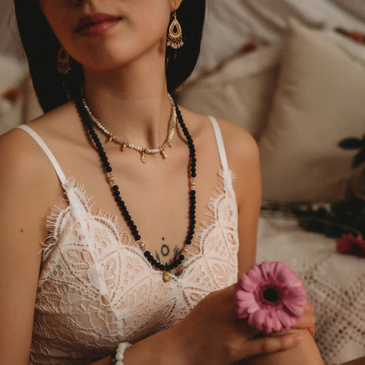 18K Gold Vermeil Buddha Mala mit Lavastein, Mondstein und Perle.