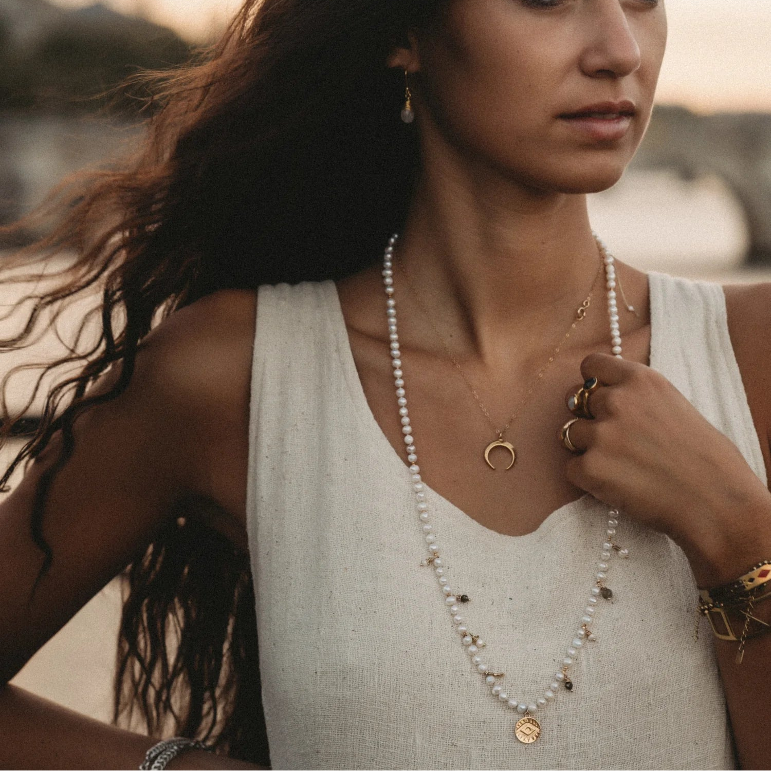 18K Gold Vermeil Halskette mit einem Anhänger in Form einer Mondsichel.