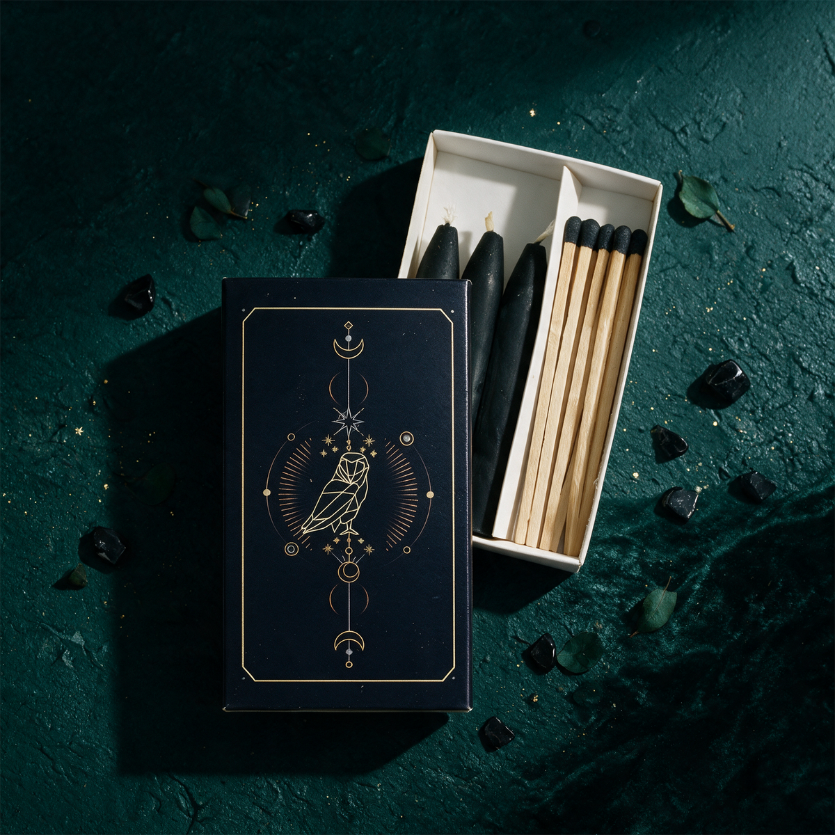 Ritual-Set „Die Eule – Hüterin der Geheimnisse“ – Schwarze Kerzen & lange Streichhölzer – Material- und Setansicht vor tiefem Smaragdgrün