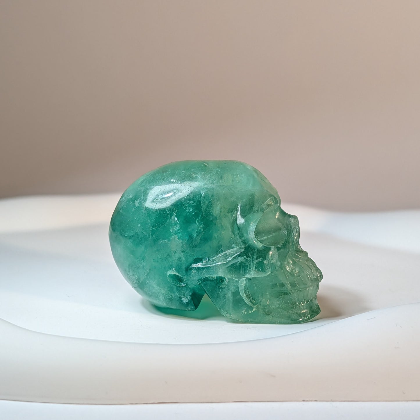 Kristallschädel Gorin aus grünem Fluorit, 98g, handgeschnitzt