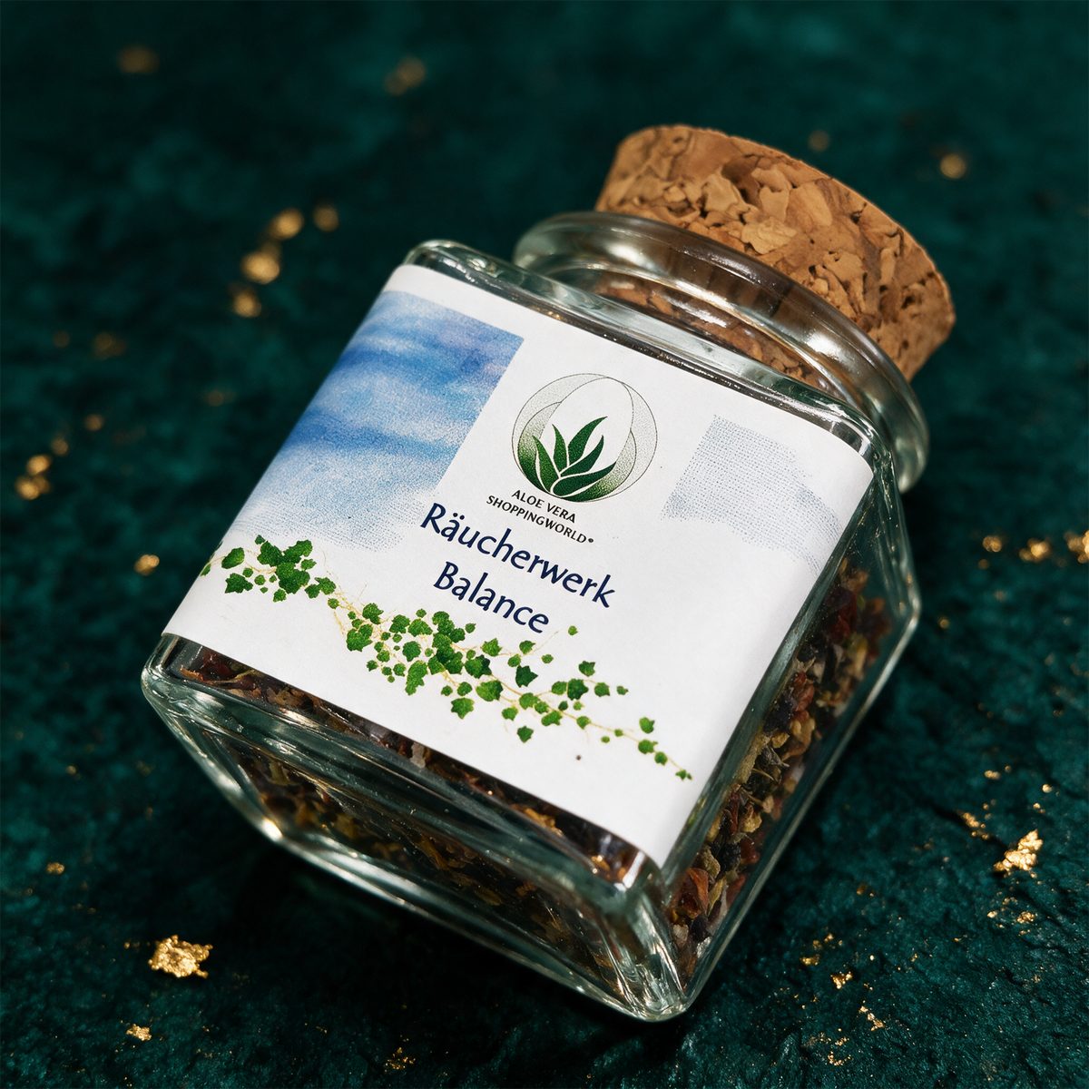 Räucherwerk "Balance" Glas 50 ml – Detailansicht vor tiefem Smaragdgrün