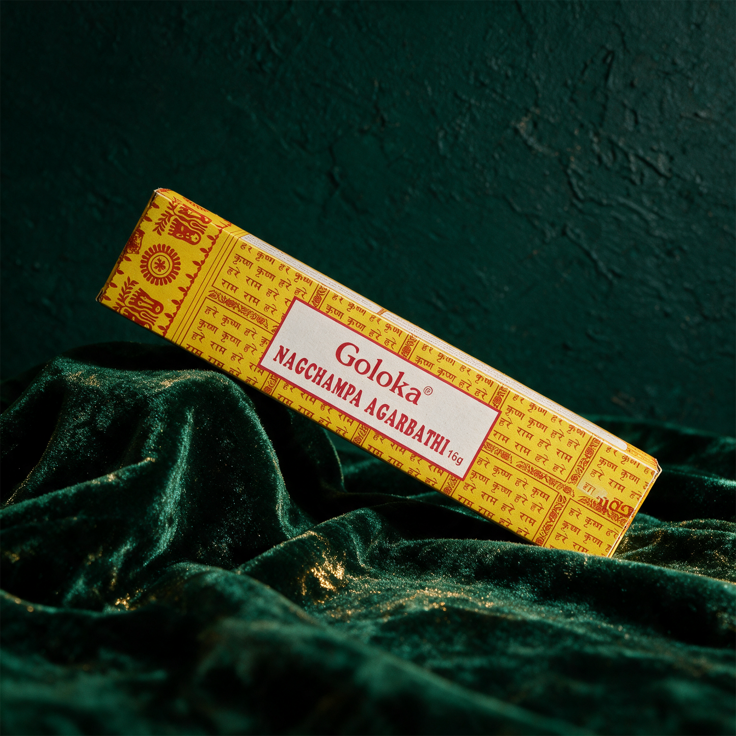 Original Nag-Champa Gold 16g – Produktansicht vor tiefem Smaragdgrün
