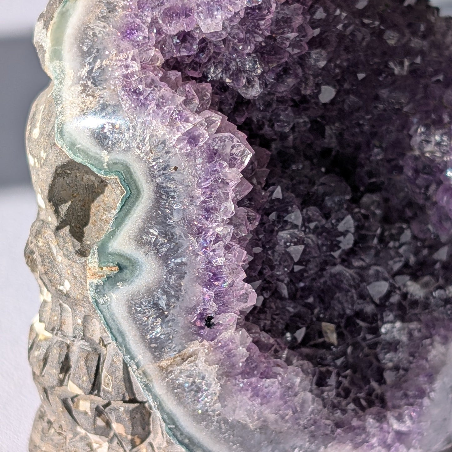 Einzigartiger Kristallschädel (376g), halb aus Amethyst Druzy, halb als Schädel geschnitzt.