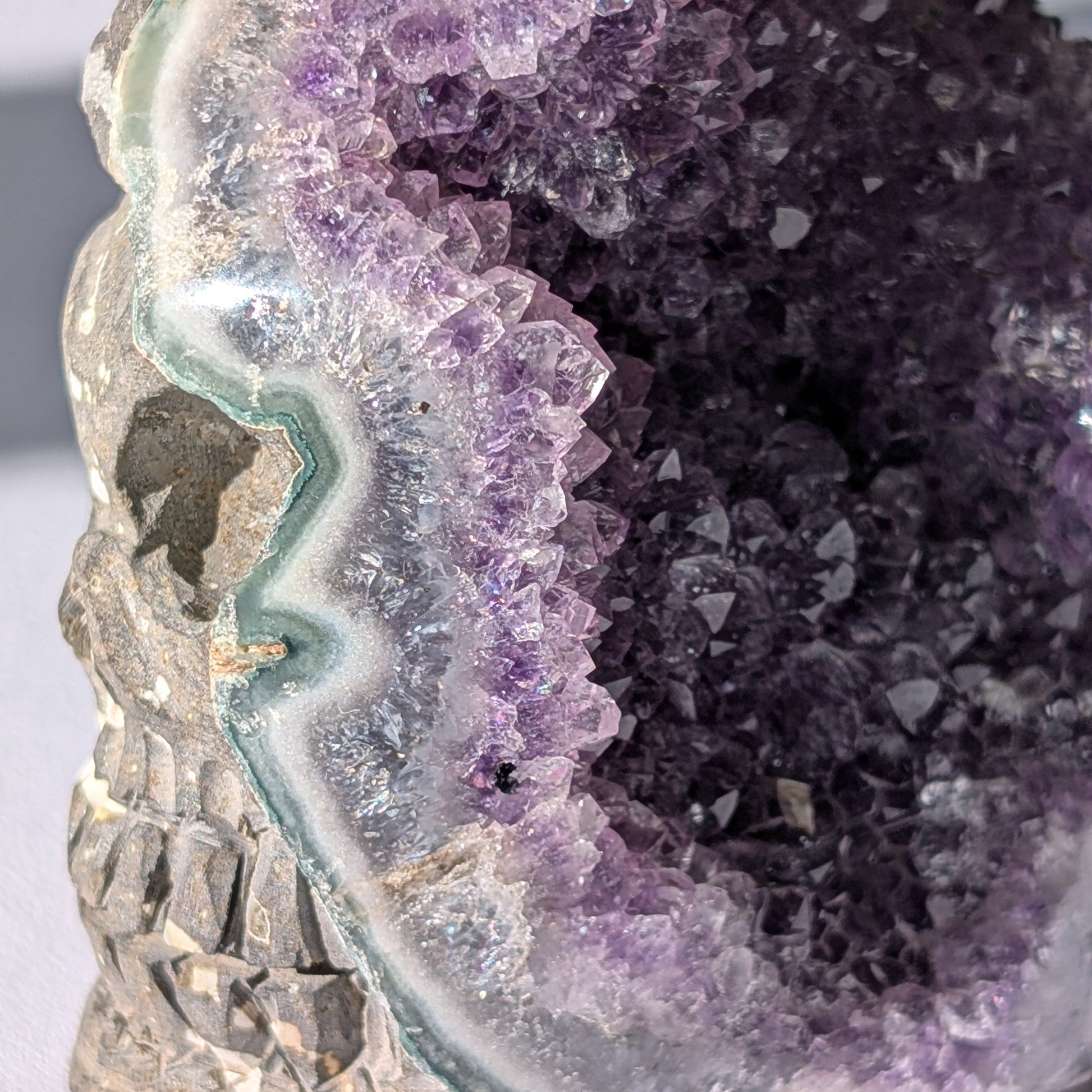 Einzigartiger Kristallschädel (376g), halb aus Amethyst Druzy, halb als Schädel geschnitzt.