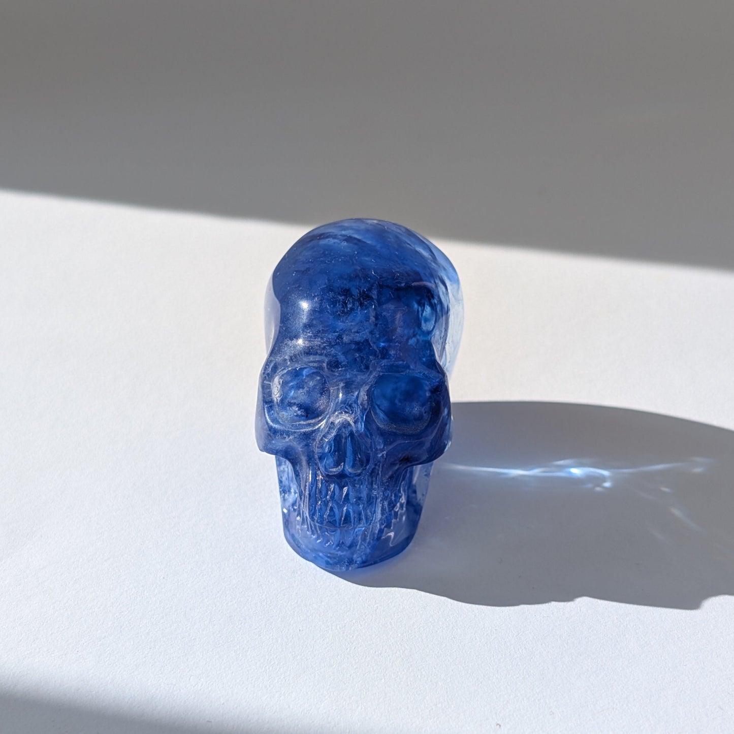 Ein 69g schwerer, handgeschnitzter Kristallschädel 'Kanerva' aus sanftem, durchscheinendem Blauquarz.