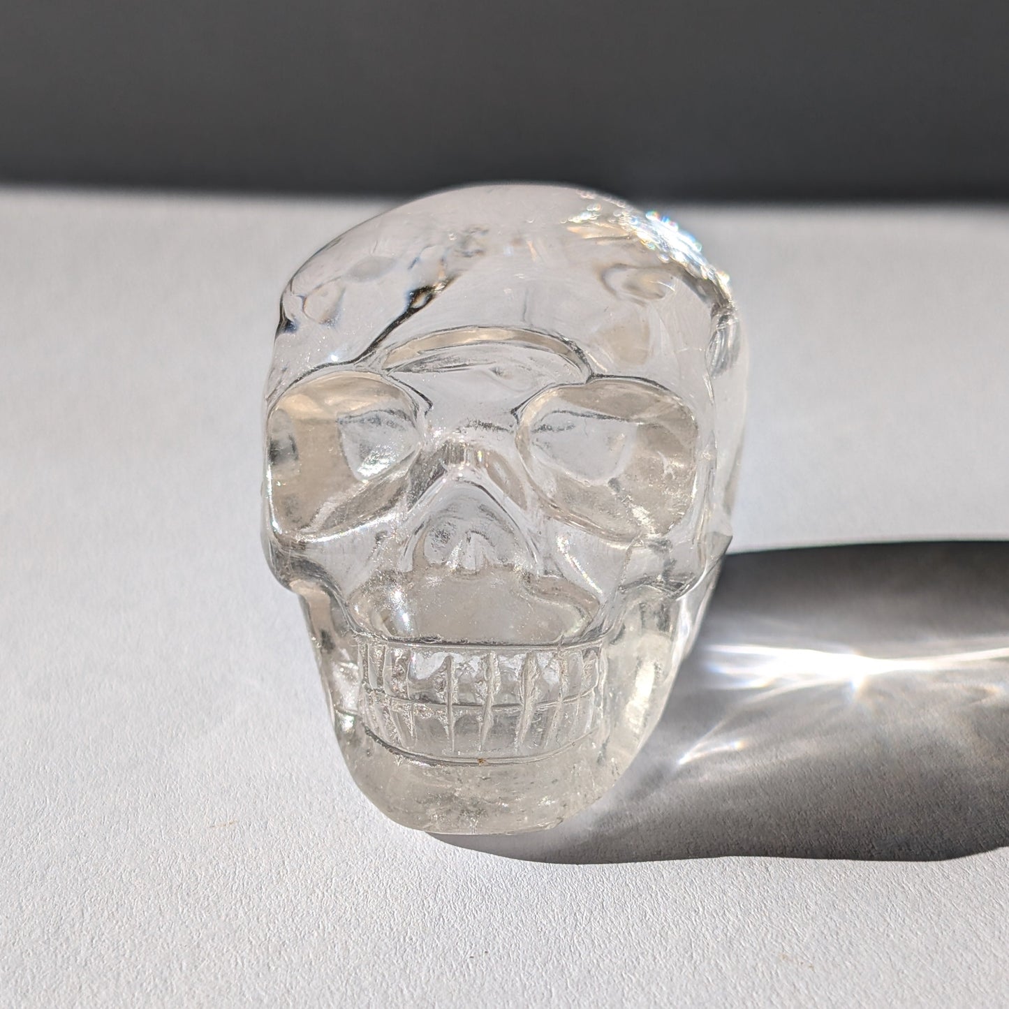 Kristallschädel "Dunhan" (268g) aus sehr klarem Bergkristall, der das Licht bricht.