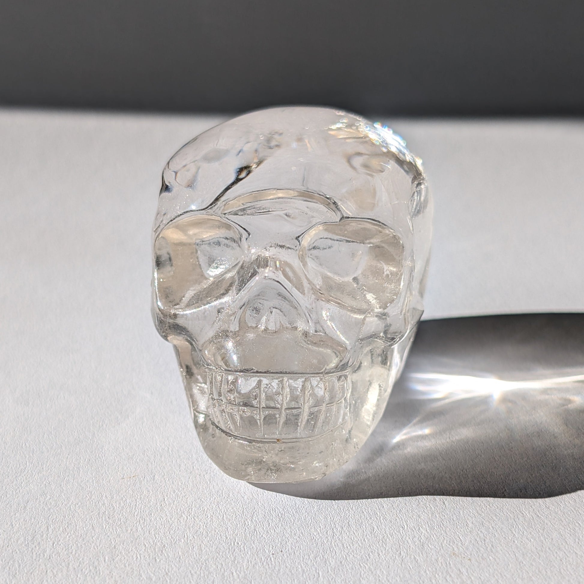 Kristallschädel "Dunhan" (268g) aus sehr klarem Bergkristall, der das Licht bricht.