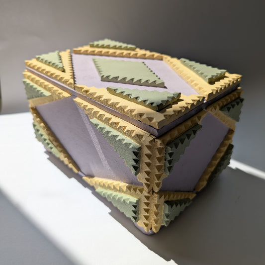 Julias handrestaurierter Wunschschöner Kasten mit Sonnenblumen-Design für spirituelle Schätze.