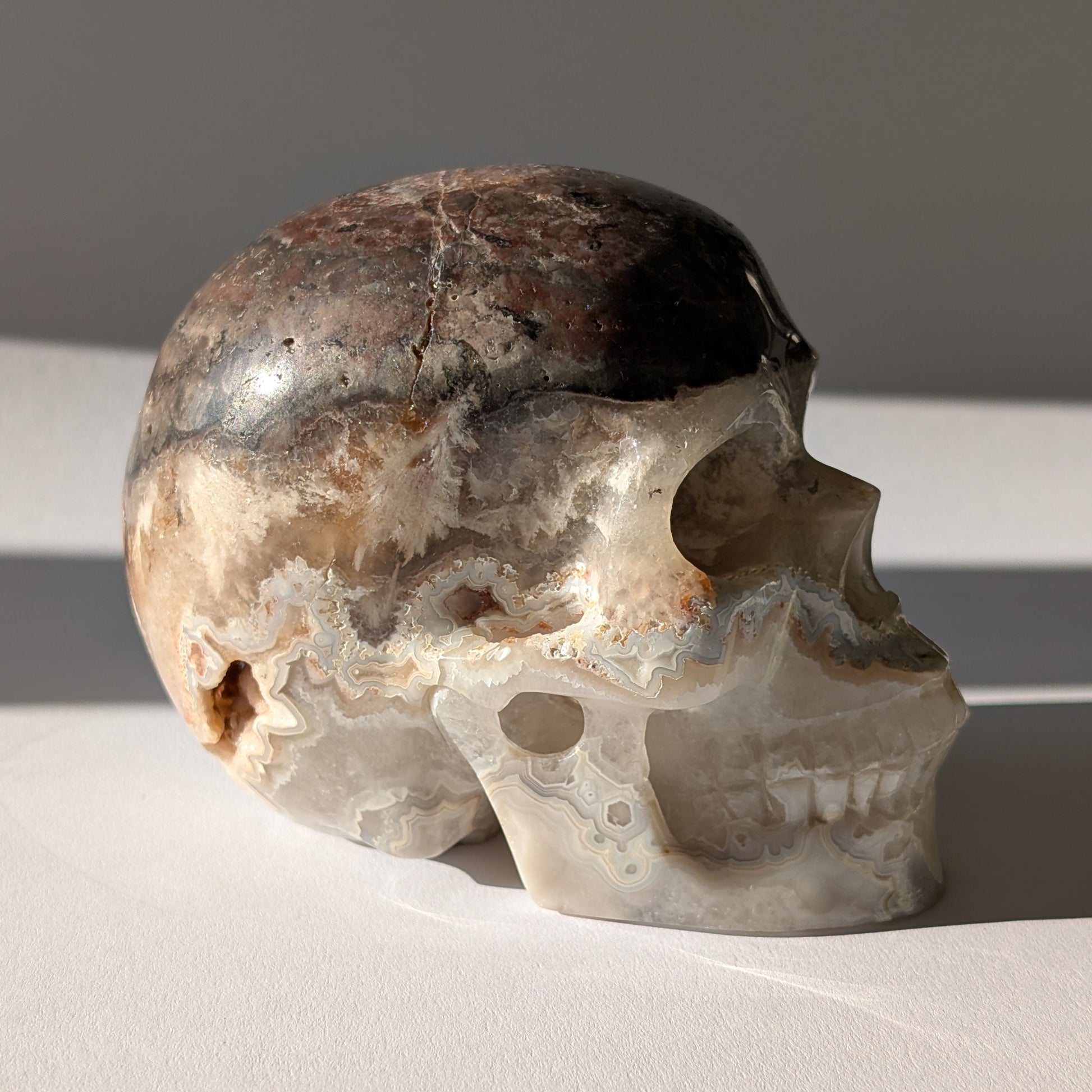 Großer Kristallschädel "Keram" (1.3kg) aus gemustertem Achat mit funkelnden Druzy-Taschen.