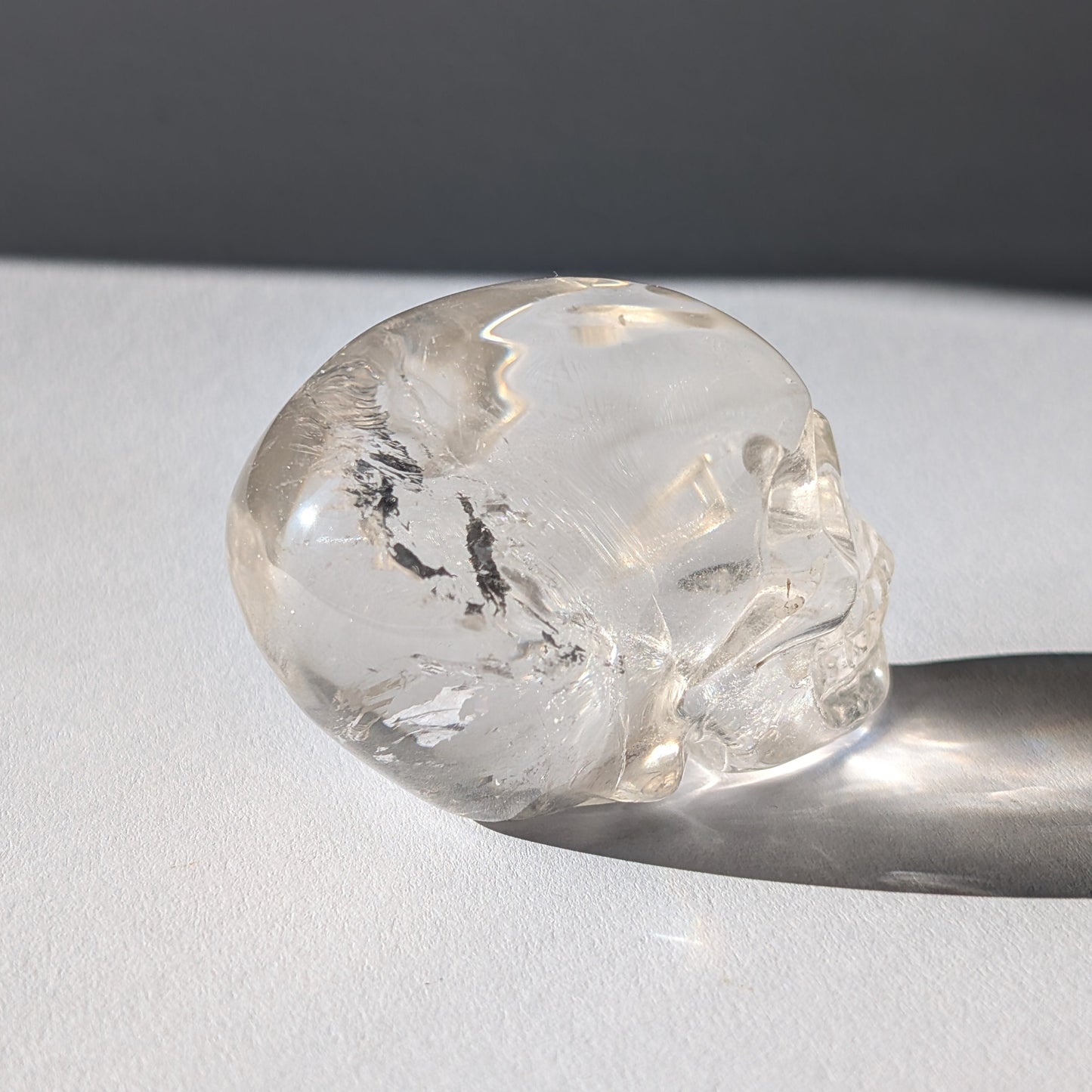 Kristallschädel "Dunhan" (268g) aus sehr klarem Bergkristall, der das Licht bricht.