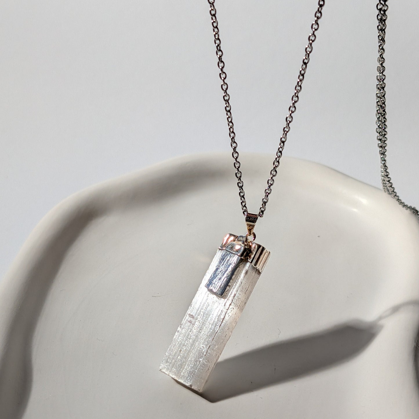 Anhänger mit rohem Selenit-Barren und blauem Kyanit an 75cm Kette, energetisch aufgeladen