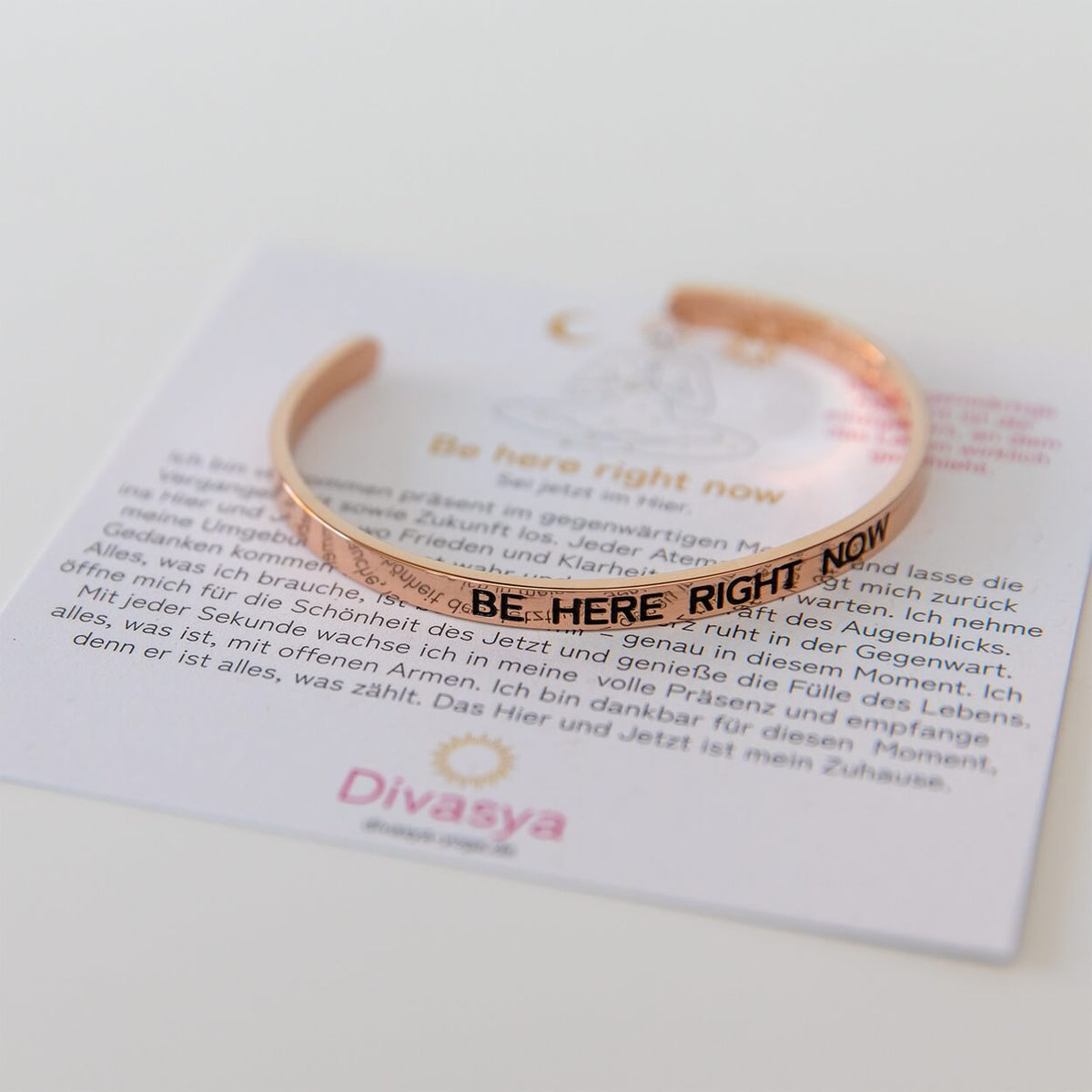 Armreif „Be here right now“ in Roségold in der Detailansicht