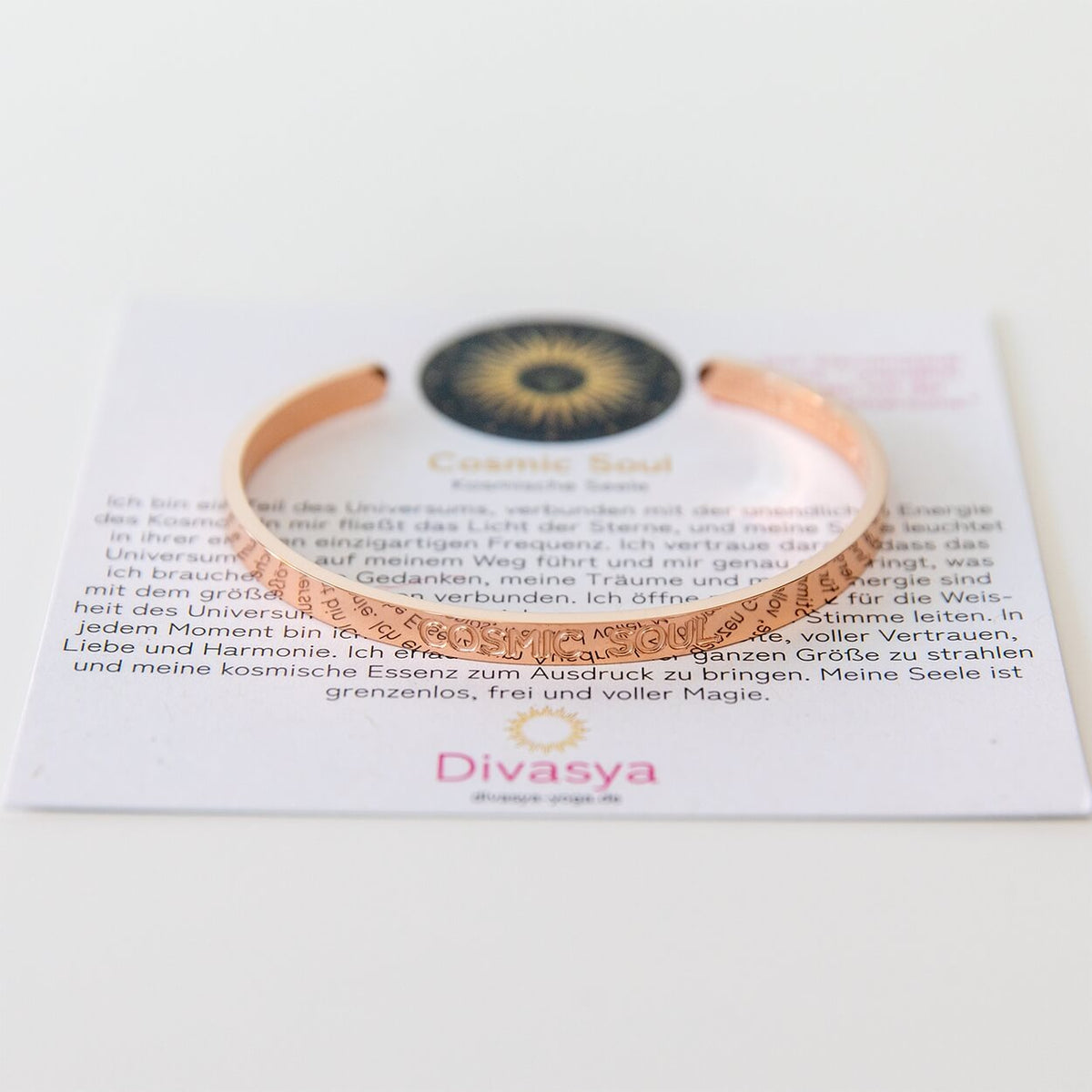 Armreif 'Cosmic Soul' aus rosévergoldetem Edelstahl in Nahaufnahme