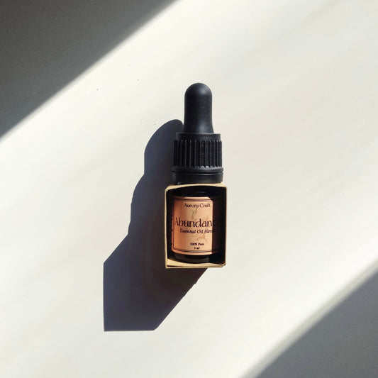 Aurora Craft Abundance Ätherische Öl-Mischung mit Orangen-, Patchouli- und Zimtöl.