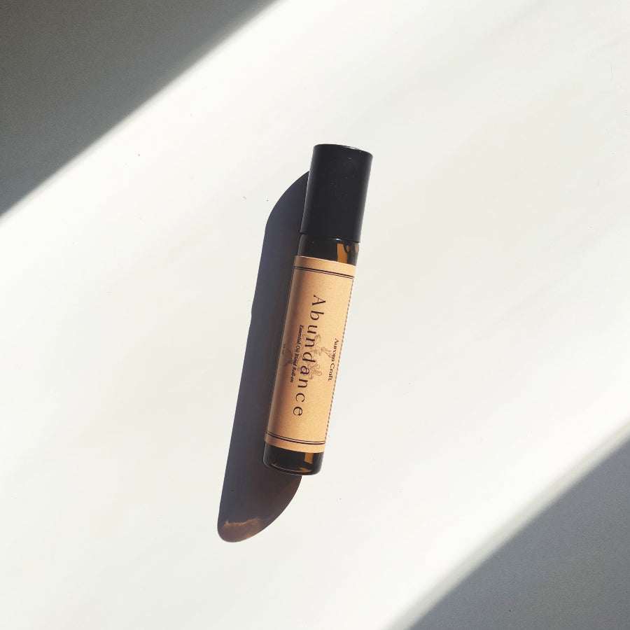 Aurora Craft Abundance Roll-On mit der ätherischen Öl-Mischung für Fülle und Freude.