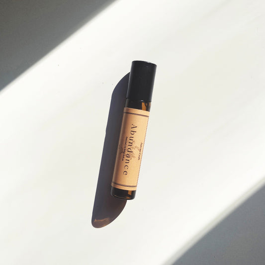 Aurora Craft Abundance Roll-On mit der ätherischen Öl-Mischung für Fülle und Freude.