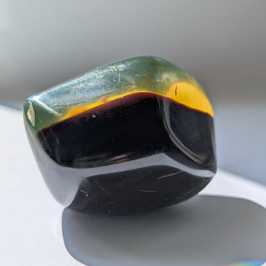 Bernstein Unikat "Dualität" in dunkler, unregelmäßiger Form mit nebelartiger innerer Struktur.