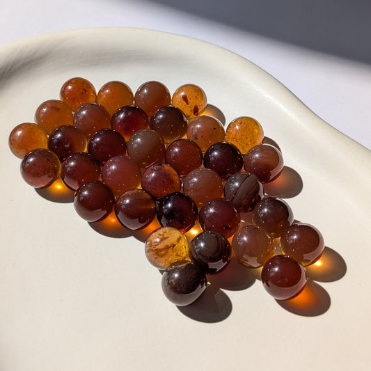 Bernsteinkugel "Honiglicht", poliert, in warmen Honigbraun-Tönen.
