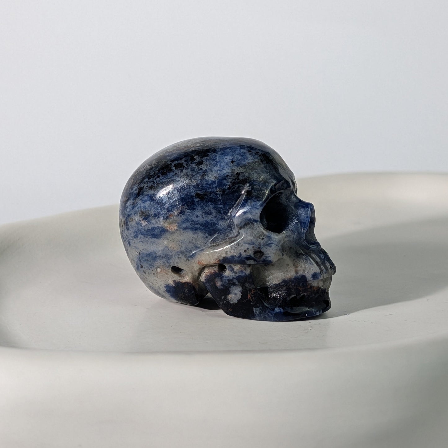 Blauer Kristallschädel Liliath Sodalith 88g weiß geadert