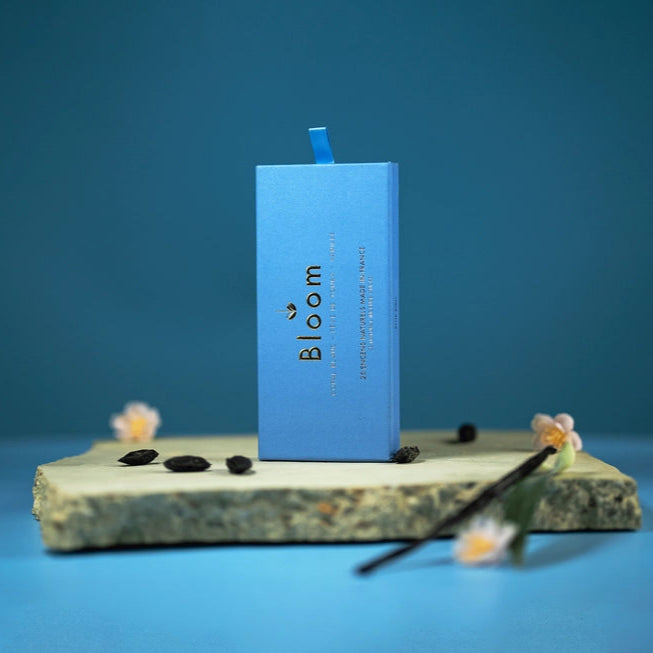 Bloom Blue Bird Räucherstäbchen mit dem Duft von weißem Kopal, Vanille und Tonkabohne.